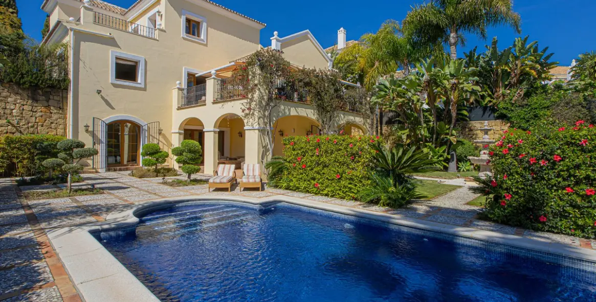 Venta de villa independiente en El Paraiso 11