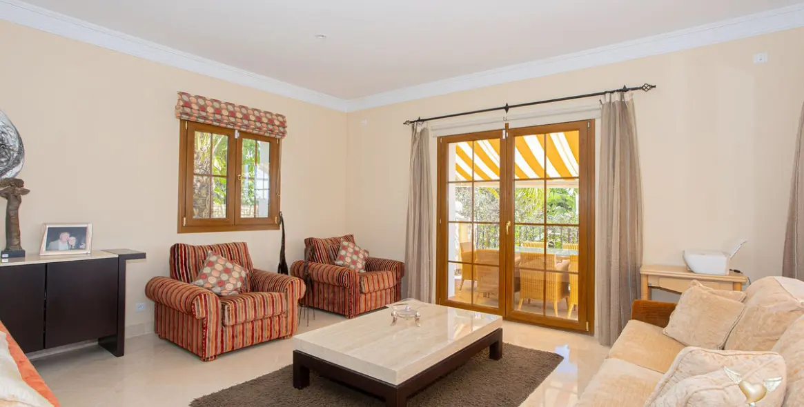 Venta de villa independiente en El Paraiso 12