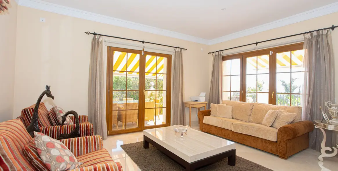 Venta de villa independiente en El Paraiso 13