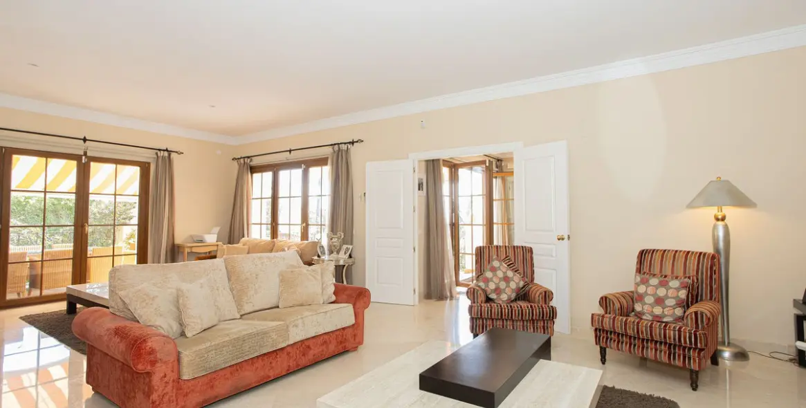 Venta de villa independiente en El Paraiso 14