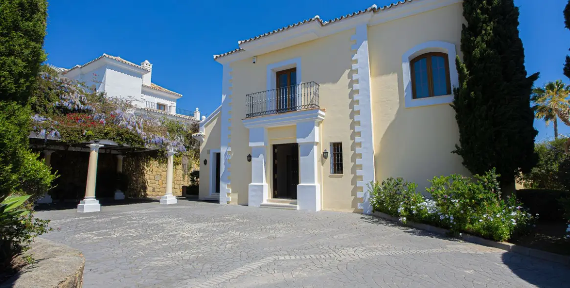 Venta de villa independiente en El Paraiso 17