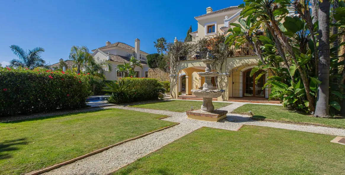 Venta de villa independiente en El Paraiso 18