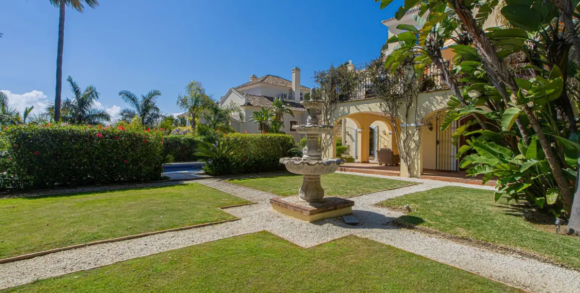 Venta de villa independiente en El Paraiso 23