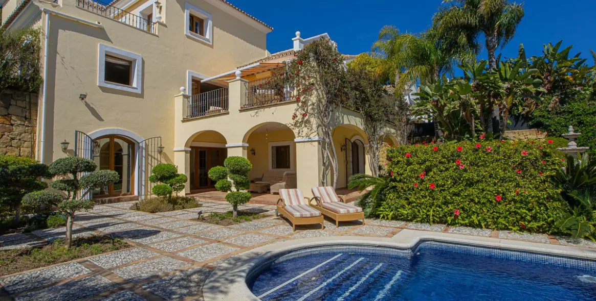 Venta de villa independiente en El Paraiso 24