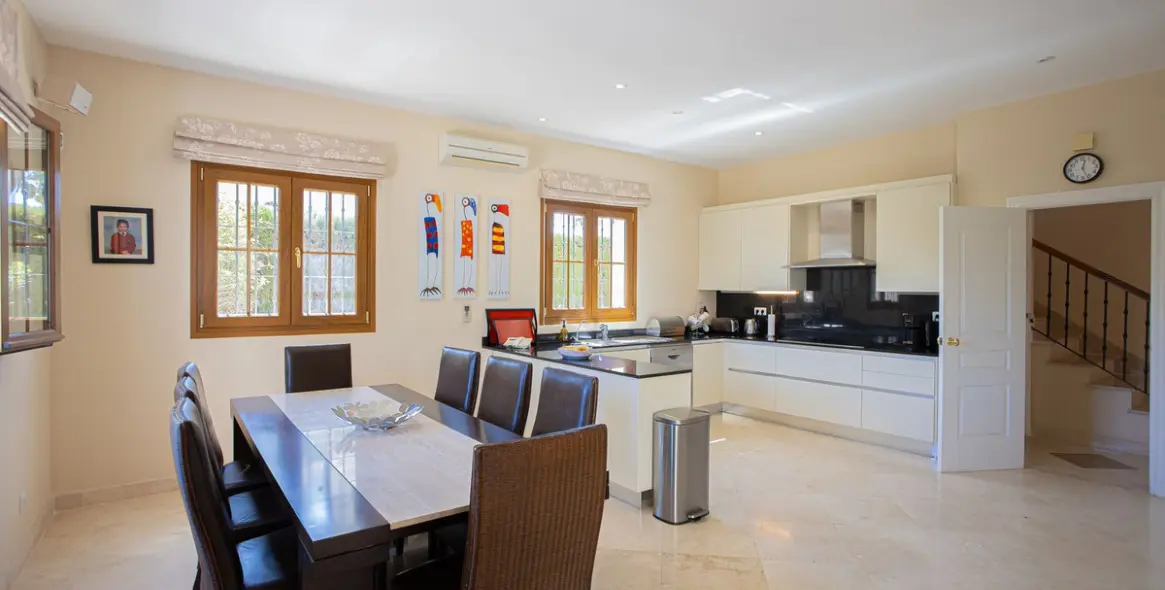 Venta de villa independiente en El Paraiso 28