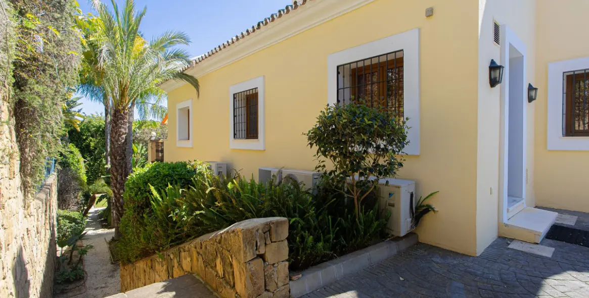 Venta de villa independiente en El Paraiso 69