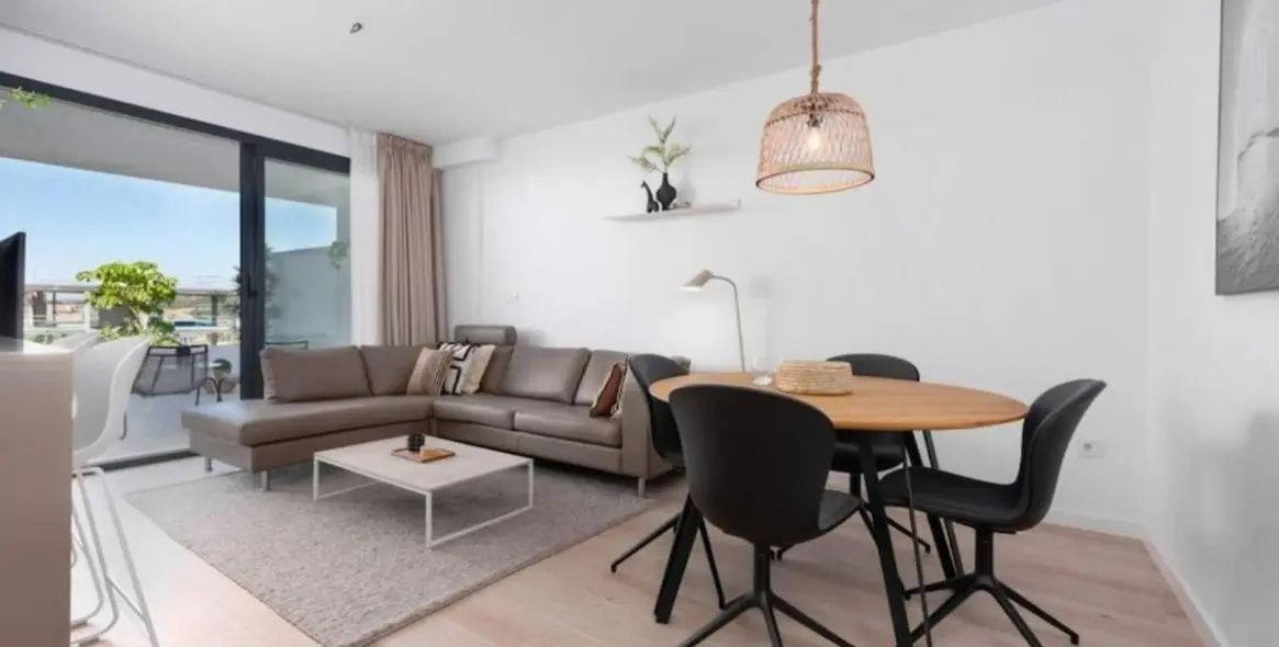 Venta de apartamento en planta media en Estepona 1