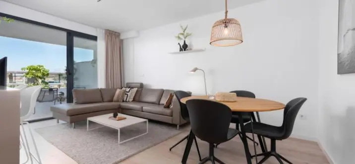 Venta de apartamento en planta media en Estepona 0