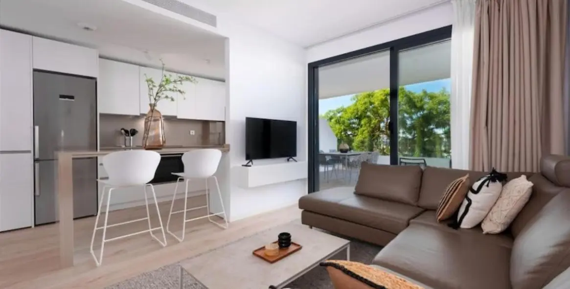 Venta de apartamento en planta media en Estepona 2
