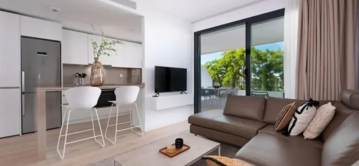 Venta de apartamento en planta media en Estepona 1