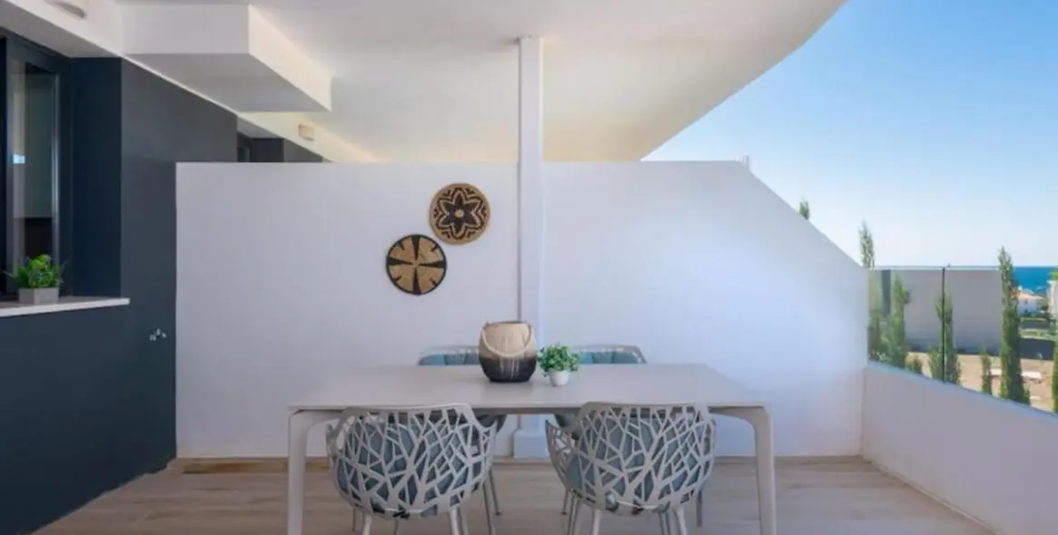 Venta de apartamento en planta media en Estepona 3