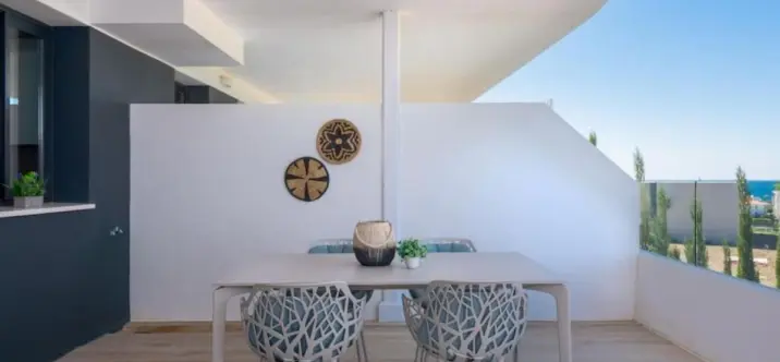 Venta de apartamento en planta media en Estepona 2