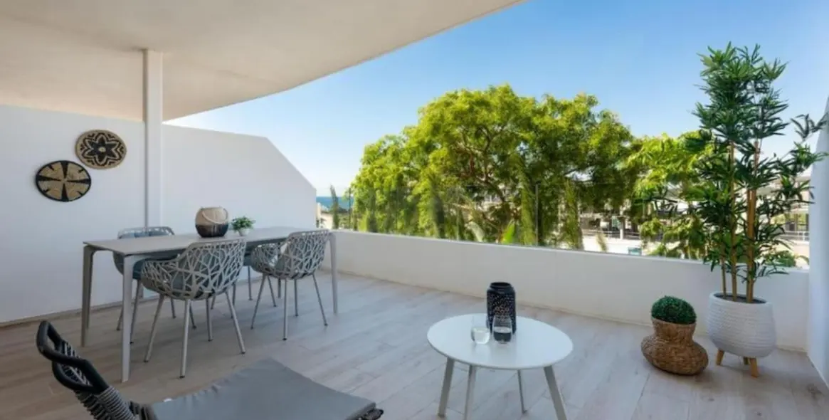 Venta de apartamento en planta media en Estepona 4
