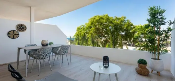 Venta de apartamento en planta media en Estepona 3