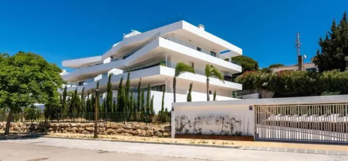 Venta de apartamento en planta media en Estepona 4