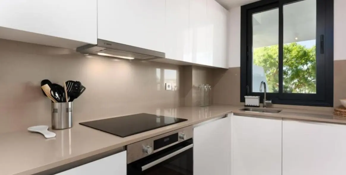 Venta de apartamento en planta media en Estepona 8