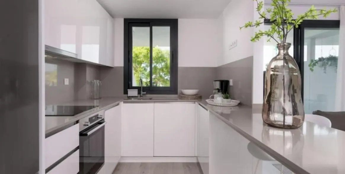 Venta de apartamento en planta media en Estepona 10
