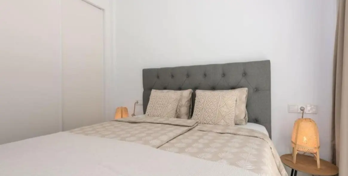 Venta de apartamento en planta media en Estepona 12