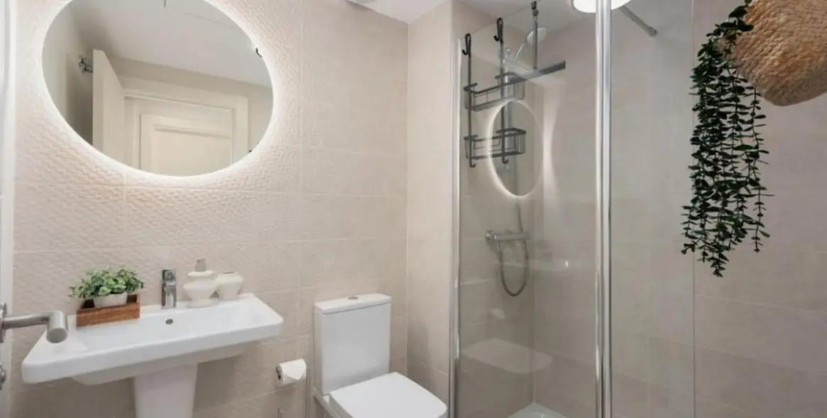 Venta de apartamento en planta media en Estepona 13