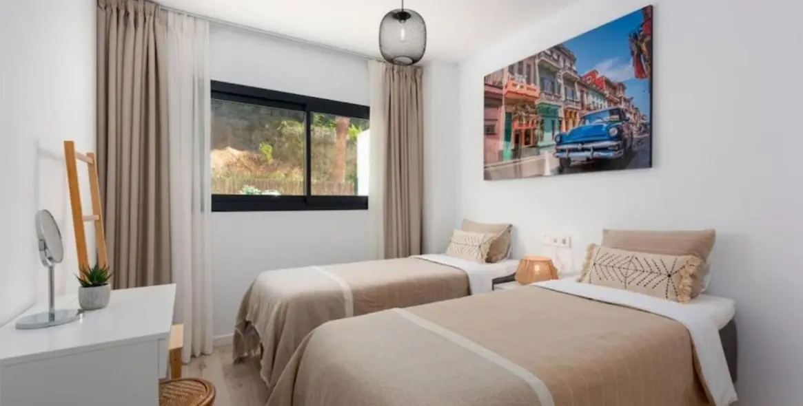 Venta de apartamento en planta media en Estepona 16