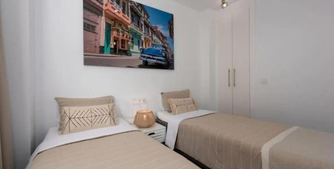 Venta de apartamento en planta media en Estepona 17