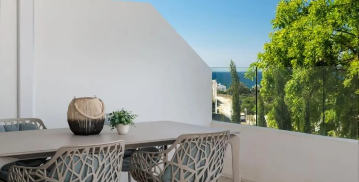 Venta de apartamento en planta media en Estepona 20
