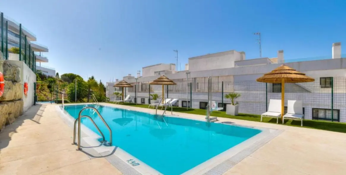 Venta de apartamento en planta media en Estepona 23