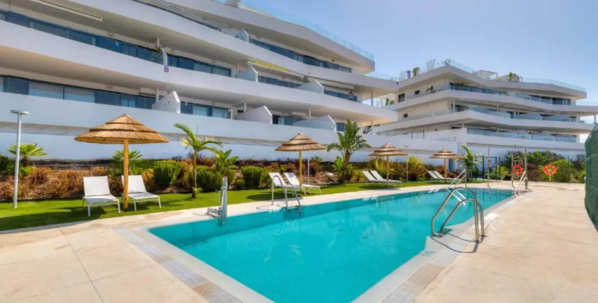 Venta de apartamento en planta media en Estepona 24