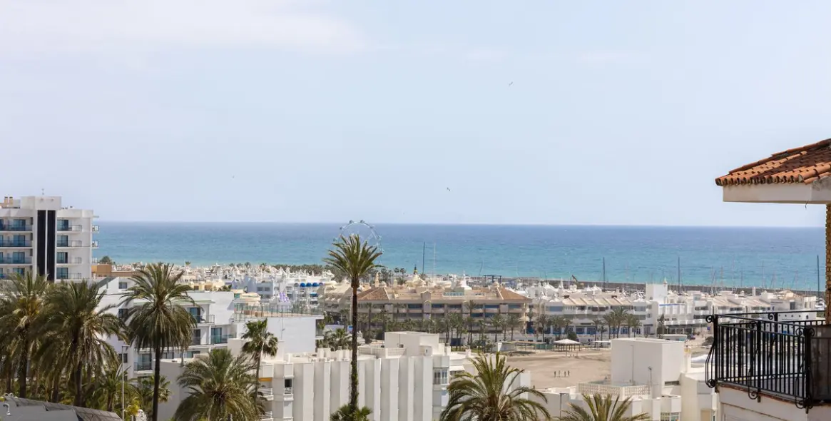 Sale of middle floor apartment in Benalmadena Costa 1