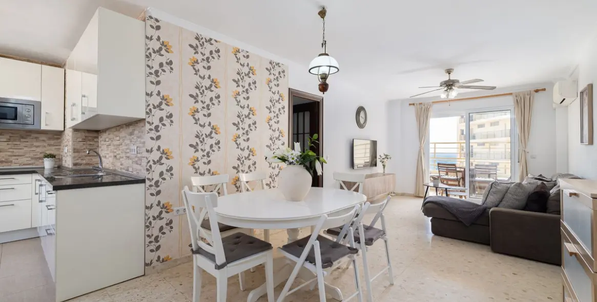 Sale of middle floor apartment in Benalmadena Costa 2