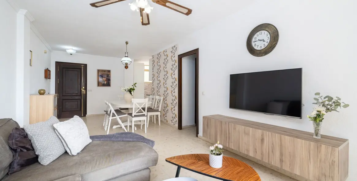 Sale of middle floor apartment in Benalmadena Costa 10