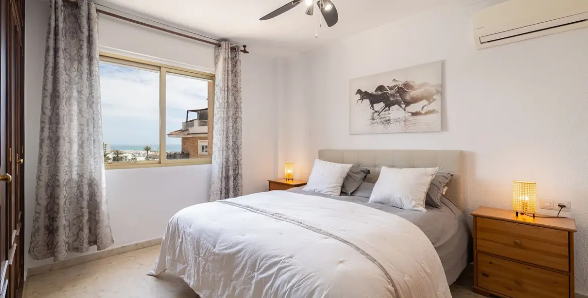 Sale of middle floor apartment in Benalmadena Costa 12