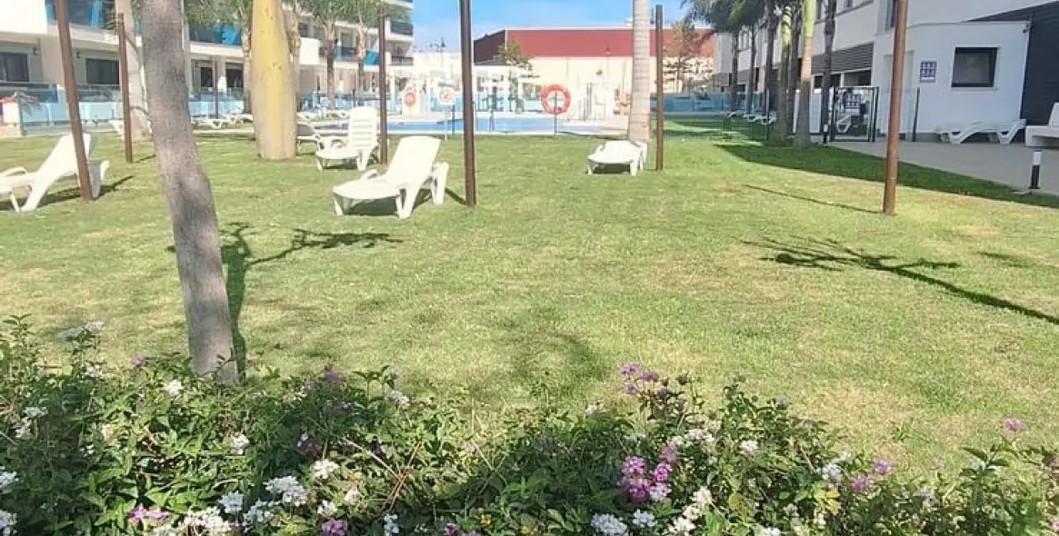 Venta de apartamento en planta media en Las Lagunas 1