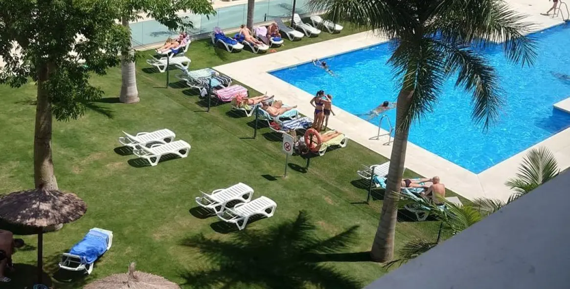 Venta de apartamento en planta media en Las Lagunas 2