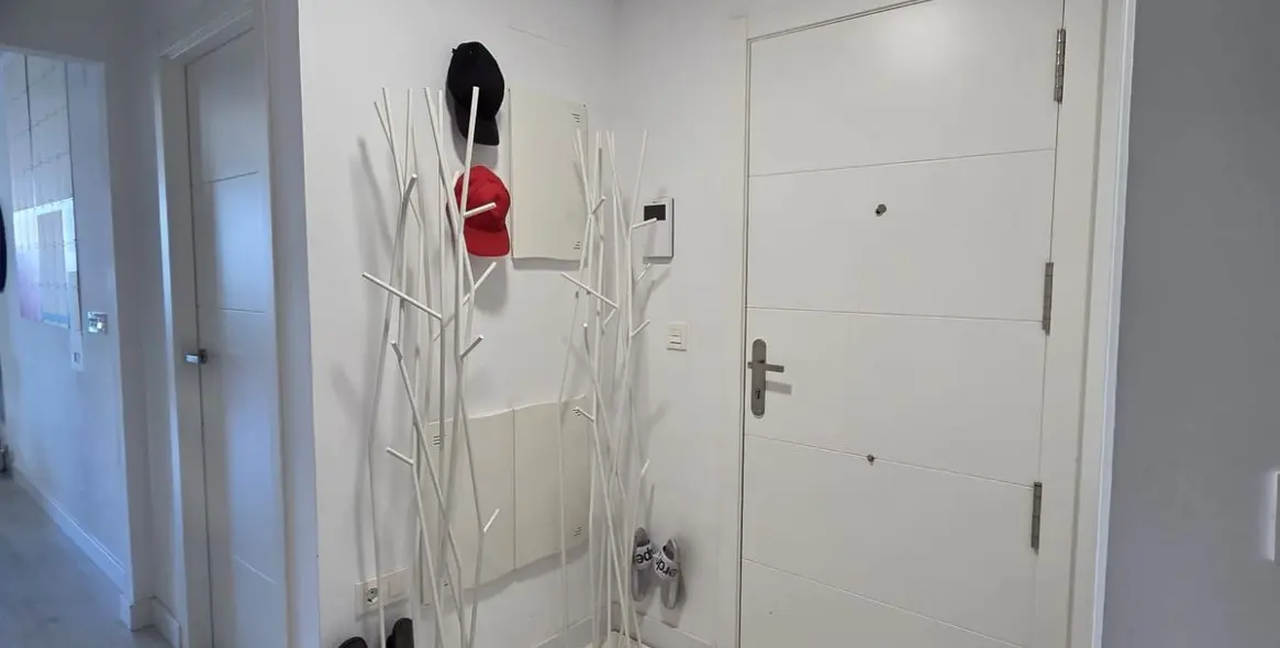 Venta de apartamento en planta media en Las Lagunas 5