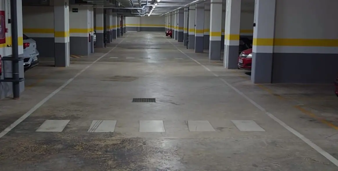 Venta de apartamento en planta media en Las Lagunas 15