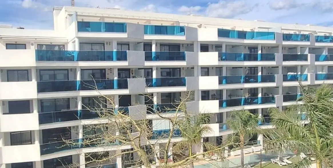 Venta de apartamento en planta media en Las Lagunas 18