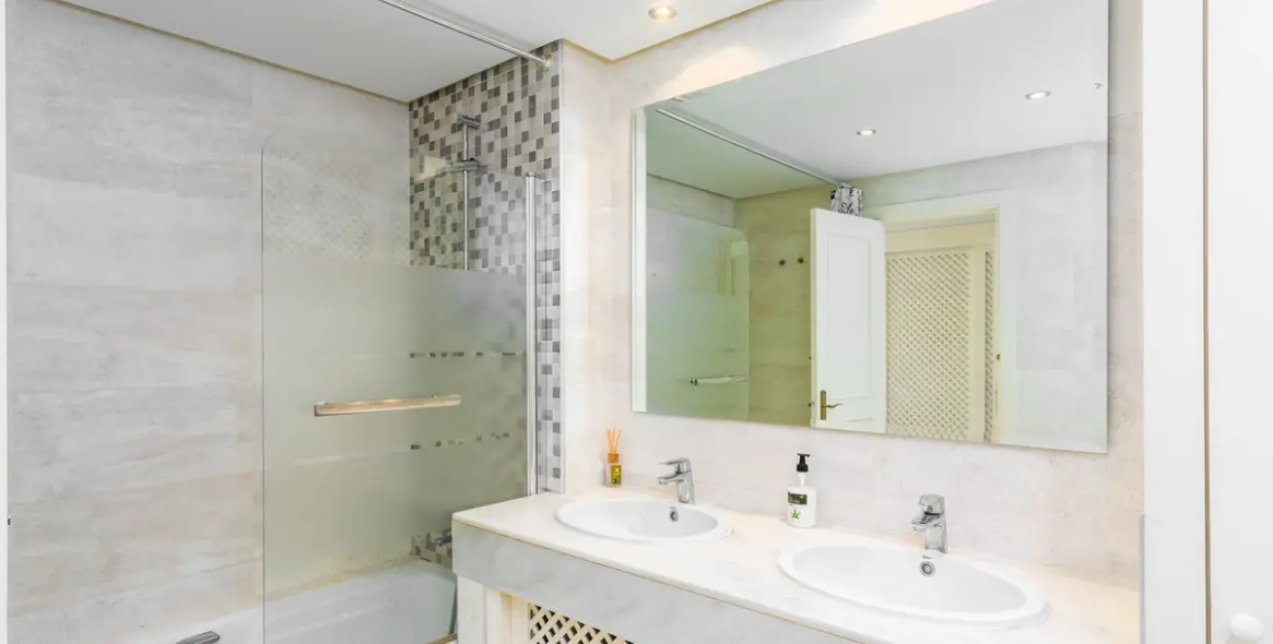 Venta de apartamento en planta media en Benalmadena Costa 12