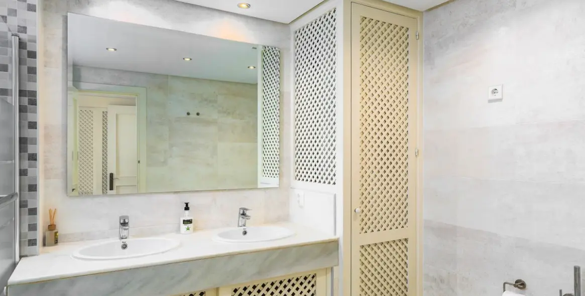 Venta de apartamento en planta media en Benalmadena Costa 19