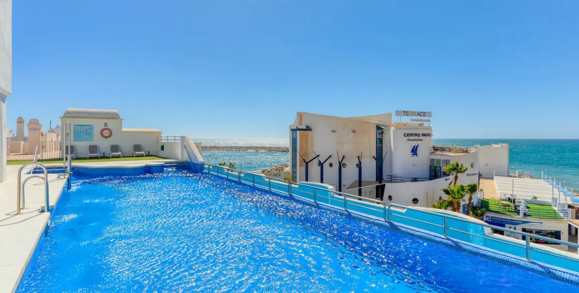 Venta de apartamento en planta media en Benalmadena Costa 32
