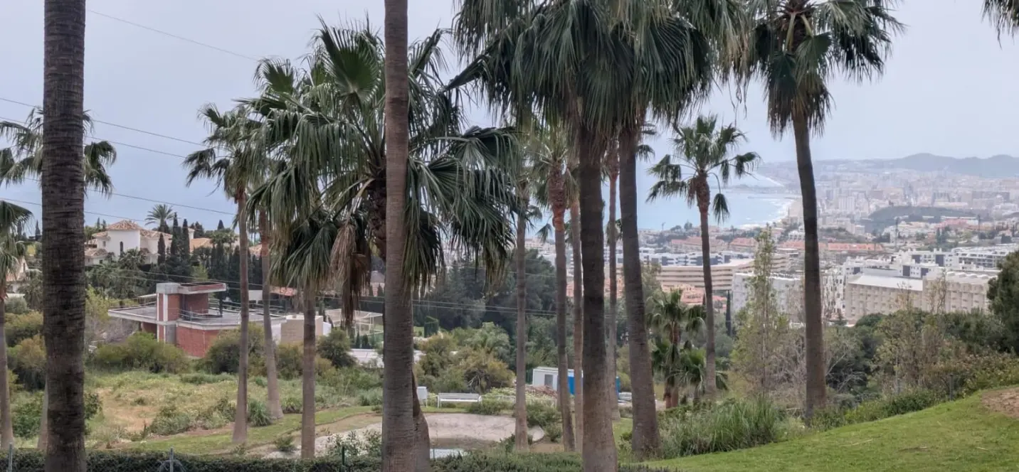 Sale of middle floor apartment in Benalmadena 1