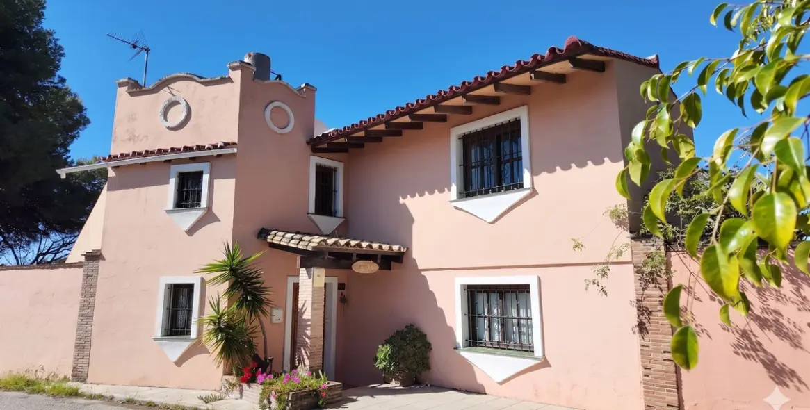 Sale of detached villa in Estepona 1