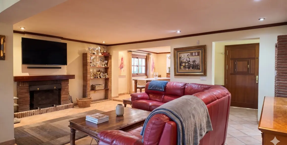 Sale of detached villa in Estepona 2