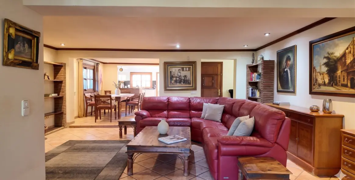 Sale of detached villa in Estepona 3