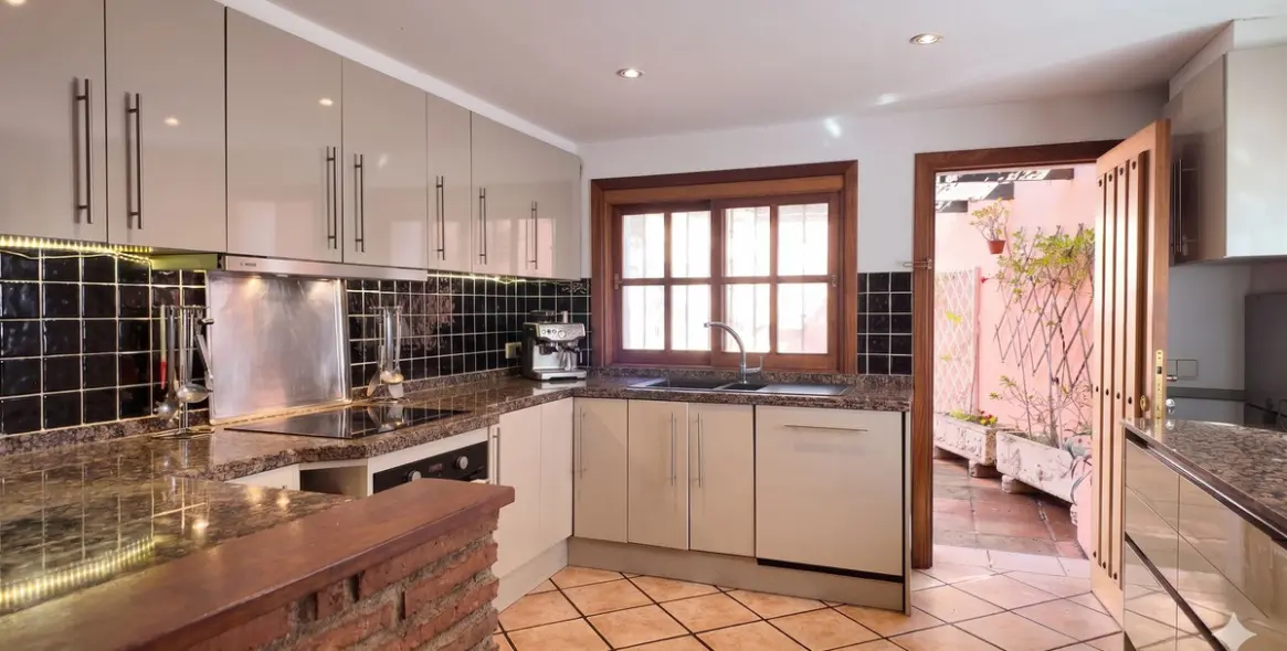 Sale of detached villa in Estepona 5