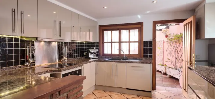 Sale of detached villa in Estepona 4
