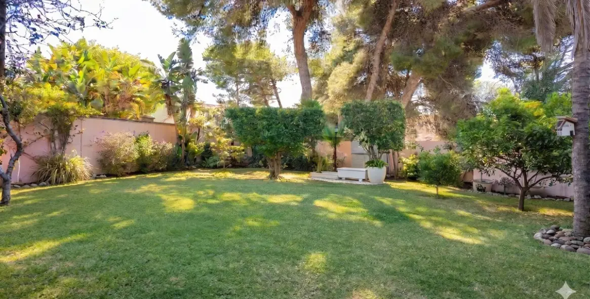 Sale of detached villa in Estepona 10