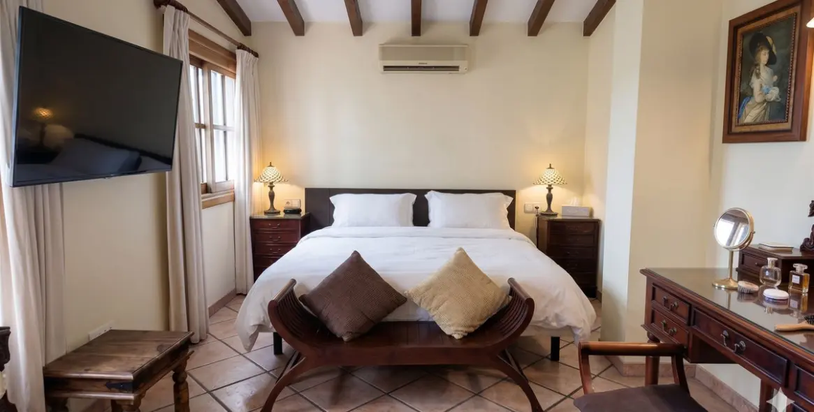 Sale of detached villa in Estepona 12