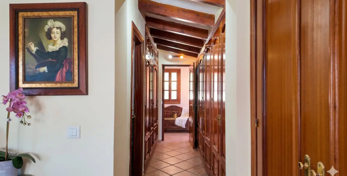 Sale of detached villa in Estepona 14