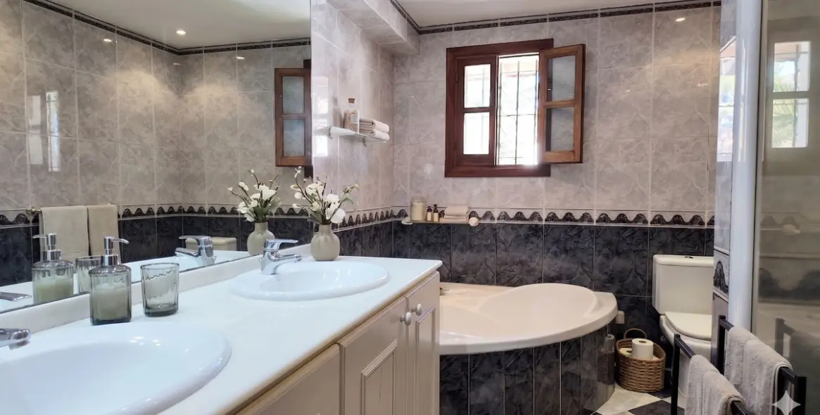 Sale of detached villa in Estepona 15